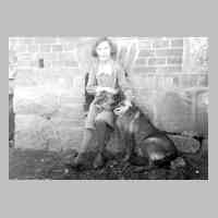 050-0010 Charlotte Gudde im Alter von 12 Jahren mit ihrer heissgeliebten Wolfshuendin -Ziema- vor der in den Schweinestall eingebauten Hundehuette..jpg